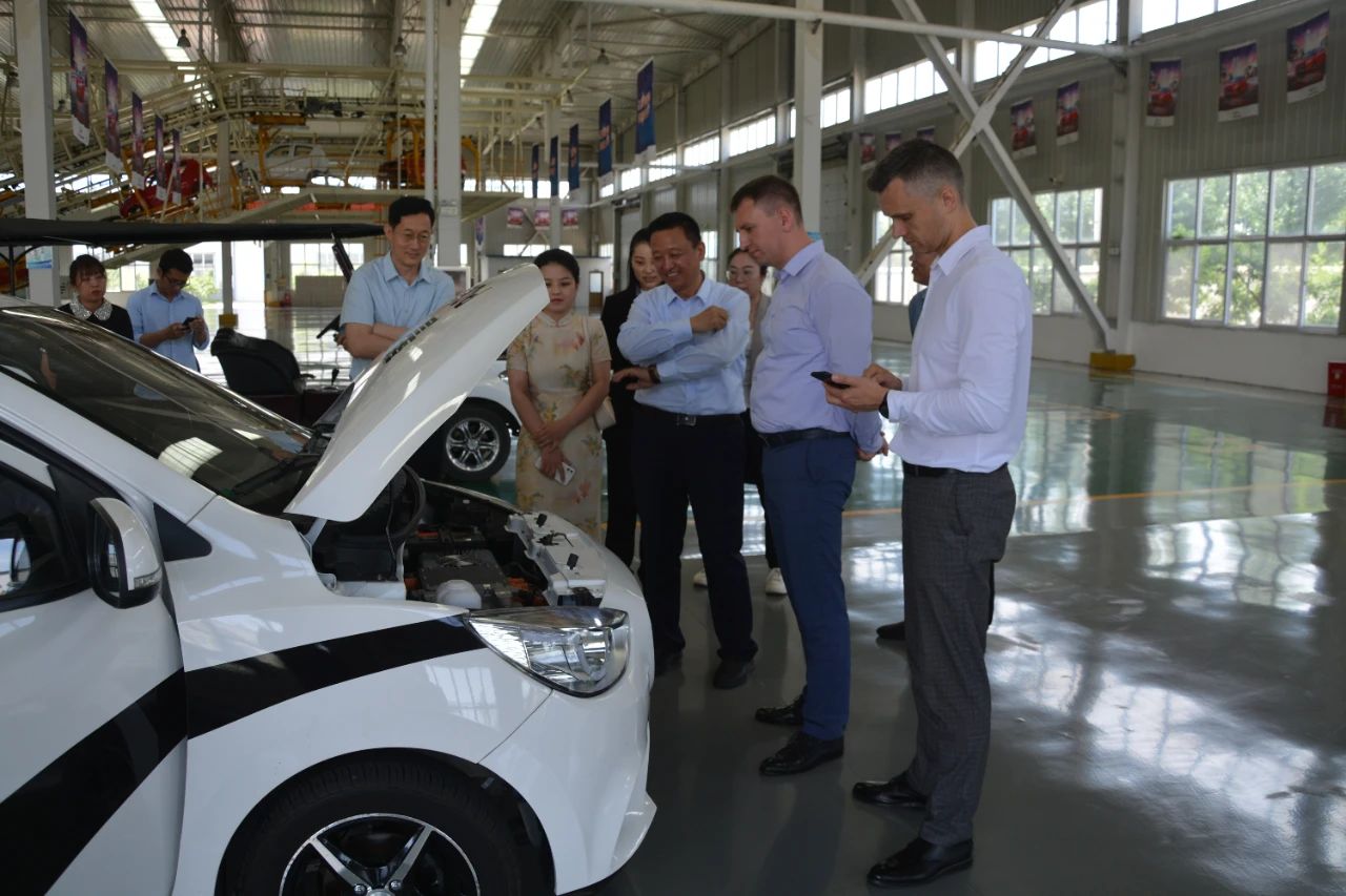 白俄羅斯工業部副部長亞歷山大·葉菲莫夫一行 到躍迪集團采購洽談