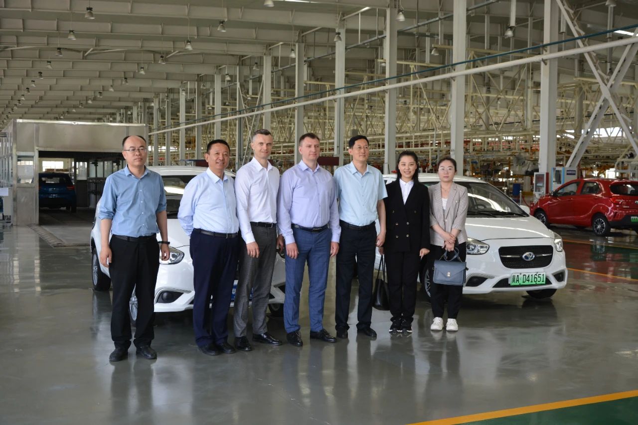 白俄羅斯工業部副部長亞歷山大·葉菲莫夫一行 到躍迪集團采購洽談