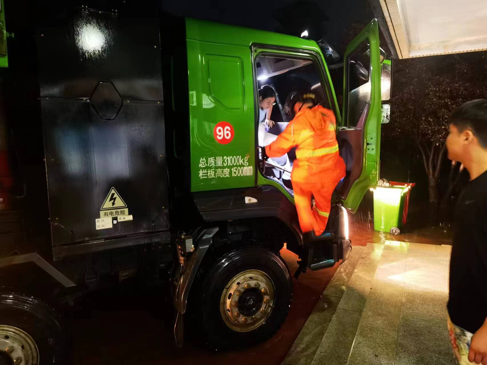 昨晚保定市強降暴雨丨躍迪汽車保定分公司，連夜出動70臺新能源渣土車參與保定市救援工作