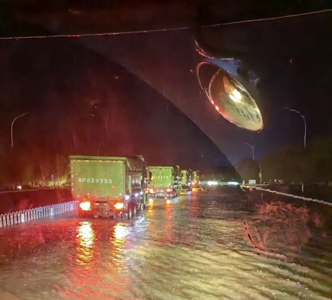 昨晚保定市強降暴雨丨躍迪汽車保定分公司，連夜出動70臺新能源渣土車參與保定市救援工作