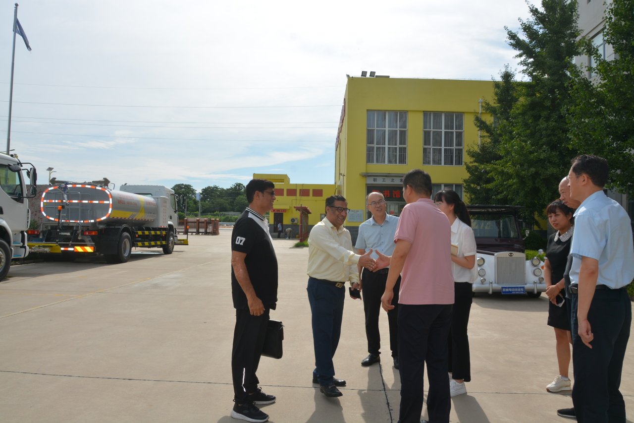 巴中商業協會聯合主席一行到躍迪集團參觀考察洽談合作