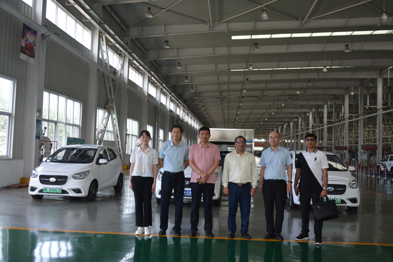 巴中商業協會聯合主席一行到躍迪集團參觀考察洽談合作