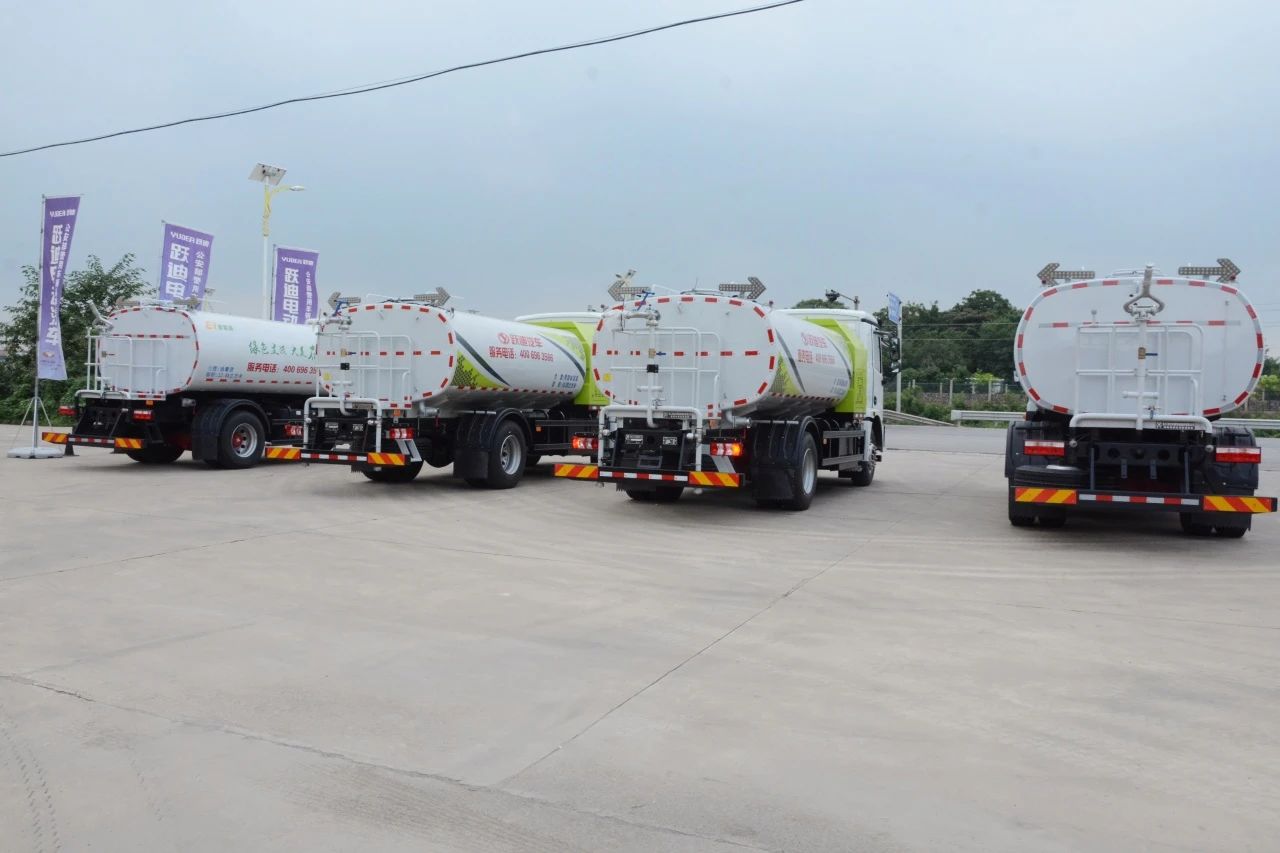 夏日降溫好幫手-躍迪集團新能源灑水車、新能源綠化噴灑車發車