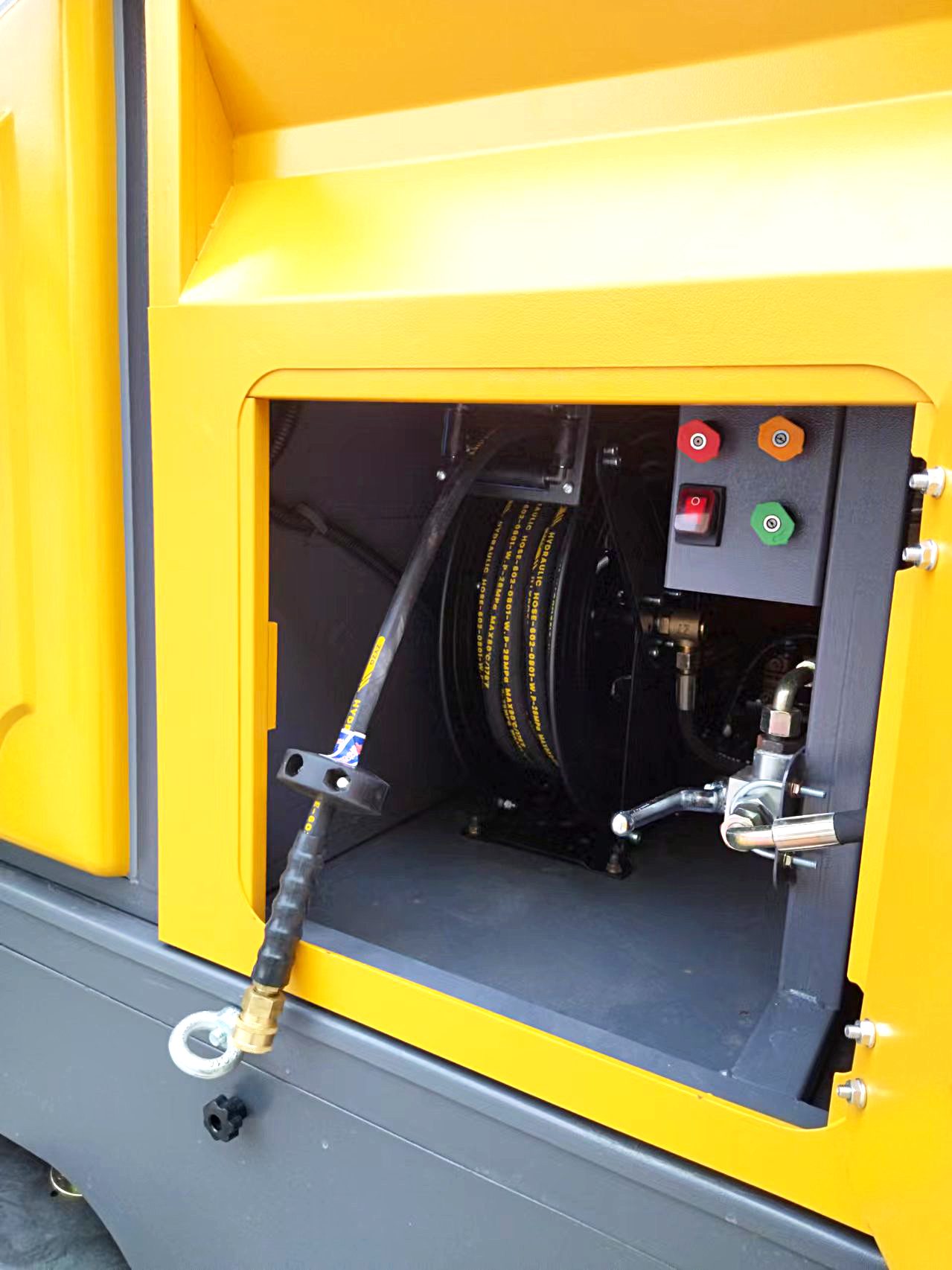 強(qiáng)力吸塵，高效清掃-躍迪小型清掃車(chē)